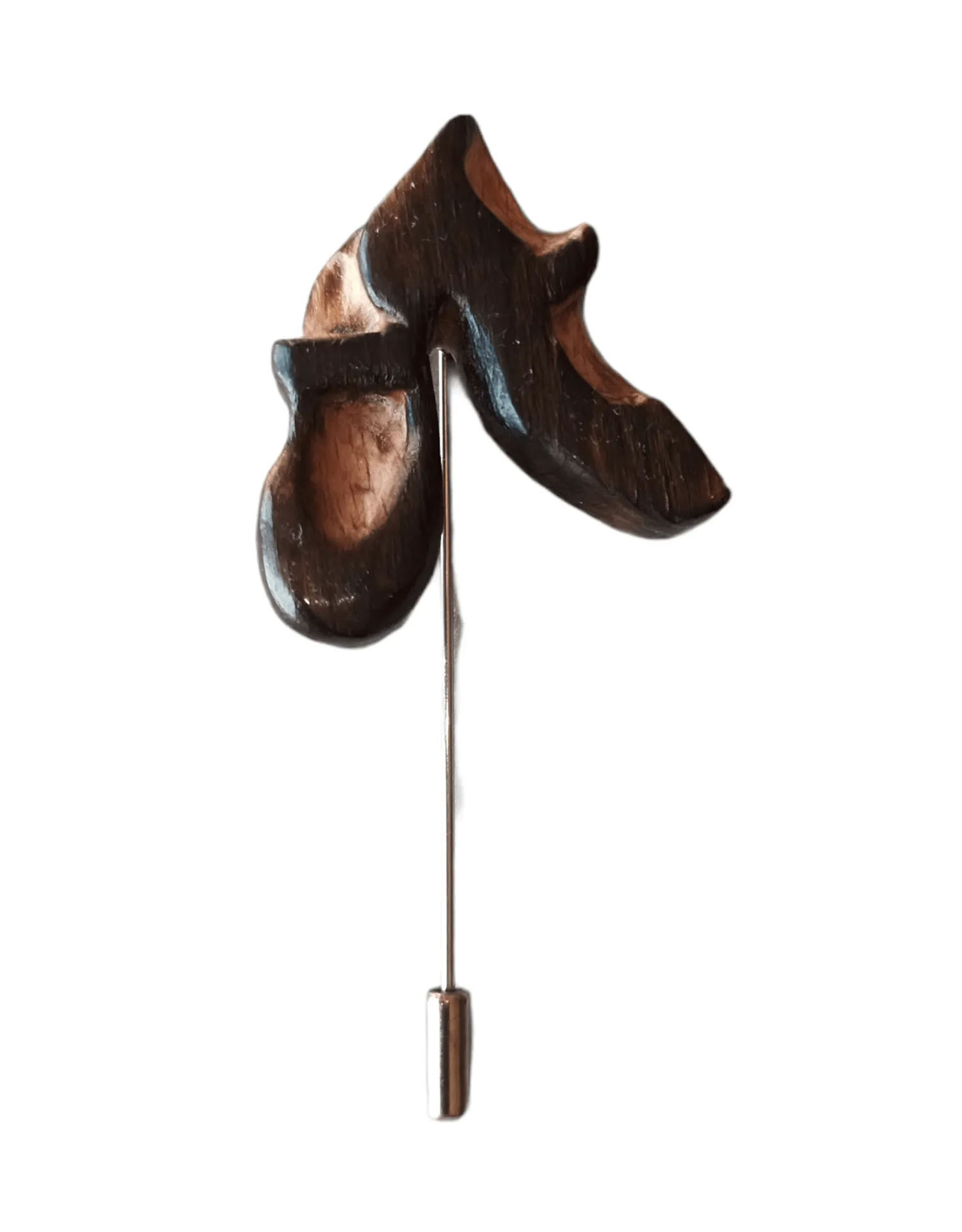 Broche artesano de madera en forma de zapatos
